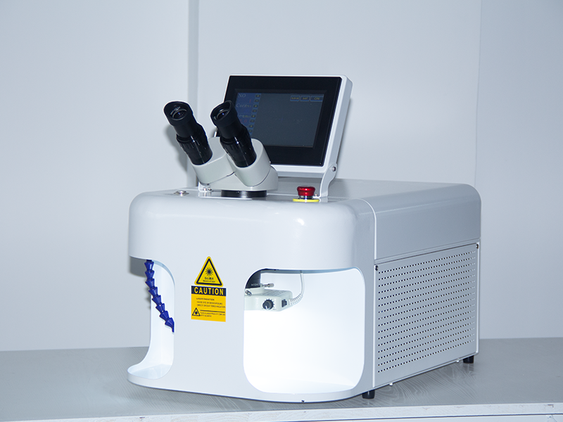白色珠宝焊现场实拍2 (1) MINI Laser welder